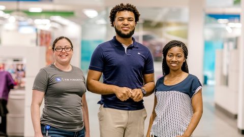 Tres miembros del equipo de Experiencia del Cliente de GM Financial